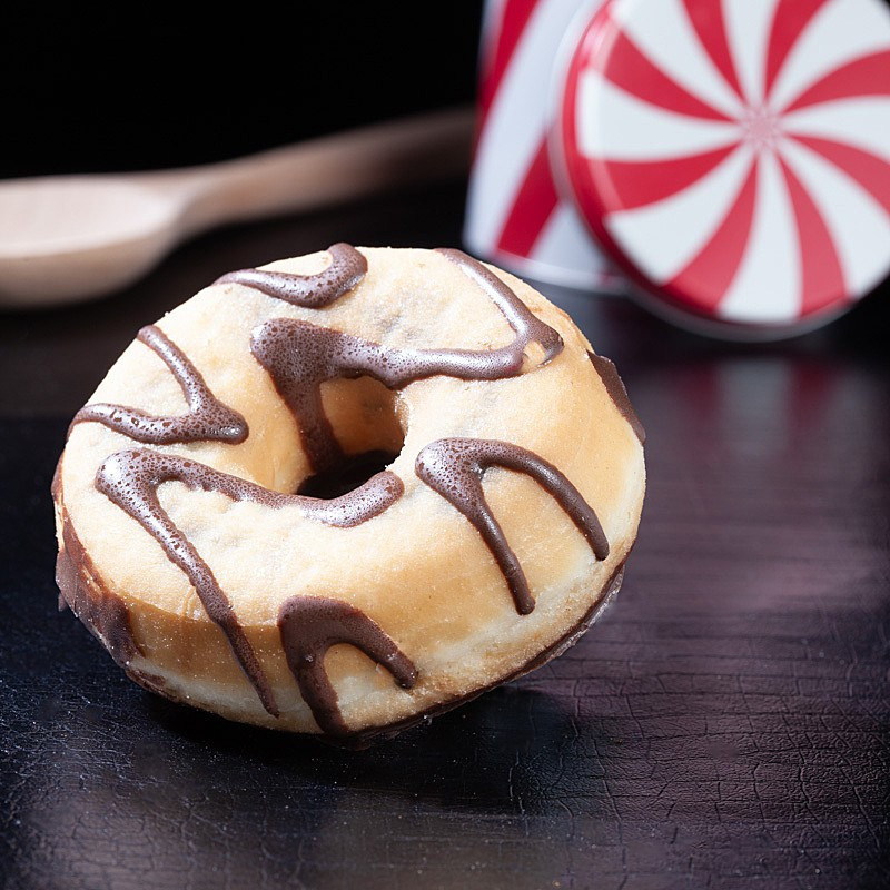 Donut noir fourré choco décor  Pâtisserie US