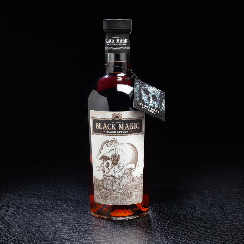 Rhum Ambré à base d'Epices Caraïbes Black Spiced Black Magic 40% 70cl  Rhums ambrés